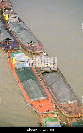 Chine : marchandises transportées sur le Huangpu Jiang (fleuve Huangpu) depuis le fleuve Yangzi (Yangtze), Shanghai. Shanghai a commencé la vie comme un village de pêcheurs, et plus tard comme un port recevant des marchandises transportées le long du fleuve Yangzi. À partir de 1842, à la suite de la première guerre de l'opium, les Britanniques ont ouvert une « concession » à Shanghai où les commerçants pouvaient opérer sans être dérangés. Les Français, les Italiens, les Allemands, les Américains et les Japonais ont tous suivi. Dans les années 1920 et 1930, Shanghai était une ville en plein essor. Lorsque les communistes ont gagné le pouvoir en 1949, ils ont transformé Shanghai en un modèle de la Révolution. Banque D'Images
