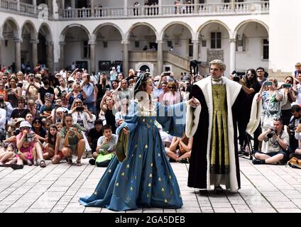 Cracovie, Pologne. 24 juillet 2021. Des artistes dansant sur scène pendant le défilé de mode.des danseurs du théâtre de danse Terpsichore et des acteurs de Nomina Rosae Teatr ont présenté une reconstruction de la mode Renaissance dans la cour du château royal de Wawel à Cracovie. (Image de crédit : © Alex Bona/SOPA Images via ZUMA Press Wire) Banque D'Images