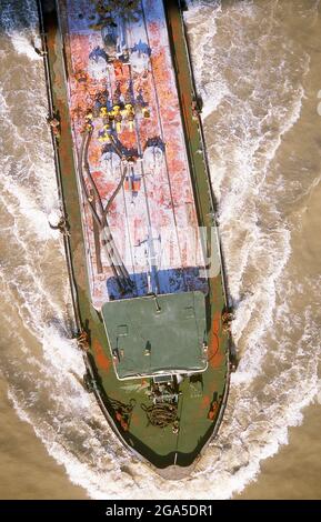 Chine : marchandises transportées sur le Huangpu Jiang (fleuve Huangpu) depuis le fleuve Yangzi (Yangtze), Shanghai. Shanghai a commencé la vie comme un village de pêcheurs, et plus tard comme un port recevant des marchandises transportées le long du fleuve Yangzi. À partir de 1842, à la suite de la première guerre de l'opium, les Britanniques ont ouvert une « concession » à Shanghai où les commerçants pouvaient opérer sans être dérangés. Les Français, les Italiens, les Allemands, les Américains et les Japonais ont tous suivi. Dans les années 1920 et 1930, Shanghai était une ville en plein essor. Lorsque les communistes ont gagné le pouvoir en 1949, ils ont transformé Shanghai en un modèle de la Révolution. Banque D'Images