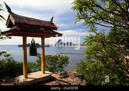 Thaïlande: Une cloche de temple à Wat Thammikaram. AO Prachuap (baie de Prachuap) vue de Khao Chong Krajok (montagne Mirror), Prachuap Khiri Khan. En termes historiques, Prachuap est l'un des sept points d'atterrissage où les troupes impériales japonaises ont pris d'assaut à terre en 1941, sur leur chemin vers le sud pour occuper Malaya et Singapour. La ville est entourée de montagnes de calcaire accidentées, dont Khao Chong Krajok, ou « montagne du tunnel de miroir ». Perché au sommet de la colline se trouve un temple appelé Wat Thammikaram, qui est le site le plus vénéré de Prachuap. Banque D'Images