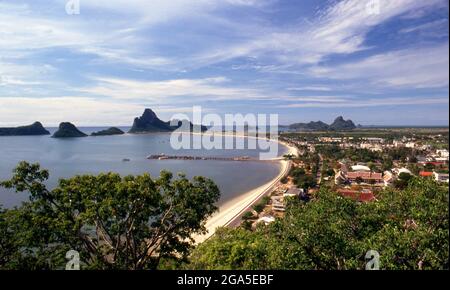 Thaïlande: AO Prachuap (baie de Prachuap) vue de Khao Chong Krajok (montagne de miroir), Prachuap Khiri Khan. En termes historiques, Prachuap est l'un des sept points d'atterrissage où les troupes impériales japonaises ont pris d'assaut à terre en 1941, sur leur chemin vers le sud pour occuper Malaya et Singapour. La ville est entourée de montagnes de calcaire accidentées, dont Khao Chong Krajok, ou « montagne du tunnel de miroir ». Perché au sommet de la colline se trouve un temple appelé Wat Thammikaram, qui est le site le plus vénéré de Prachuap. Banque D'Images