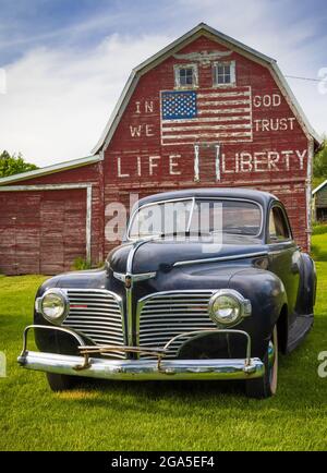 Voiture d'époque devant la grange « In god We Trust » de Latah, une ville du comté de Spokane, Washington, États-Unis Banque D'Images