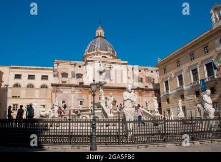 Italie : Fontaine prétorienne du XVIe siècle (Fontana Pretoria), Piazza Pretoria, Palerme, Sicile. La fontaine prétorienne est située au cœur du centre historique de Palerme et représente le point de repère le plus important de la Piazza Pretoria. La fontaine a été construite à l'origine par Francesco Camilliani (1530 - 1586), un sculpteur toscan, dans la ville de Florence en 1554, mais a été transférée à Palerme en 1574 Banque D'Images