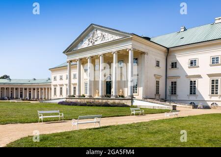 Empirovy zamek Kacina (nar. Kulturni pamatka, 1806, arche. F. Schuricht), Stredocesky kraj, Ceska republika / Château de Kacina, site culturel national Banque D'Images