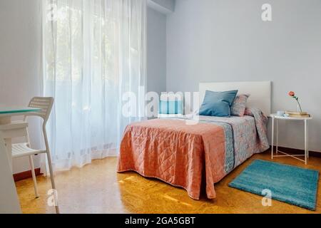 Chambre décorée avec couette et rideaux Banque D'Images