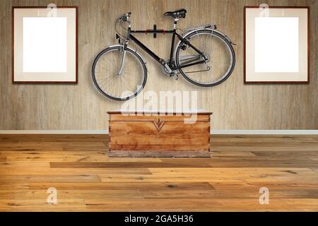 Poitrine en bois à l'ancienne contre un mur en bois texturé avec un vélo de route suspendu et des cadres Banque D'Images