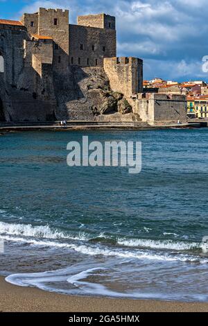 Vue sur Collioure (Cotlliure en catalan) avec le Château, Pyrénées-Orientales, France. Banque D'Images