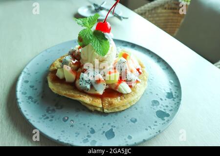 naan ou rôti, naan frits avec garniture aux fruits et à la crème glacée Banque D'Images