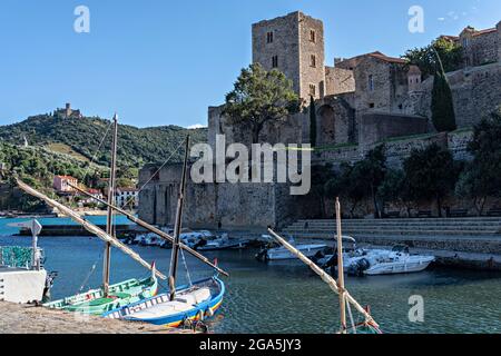 Vue sur Collioure (Cotlliure en catalan) avec le Château, Pyrénées-Orientales, France. Banque D'Images