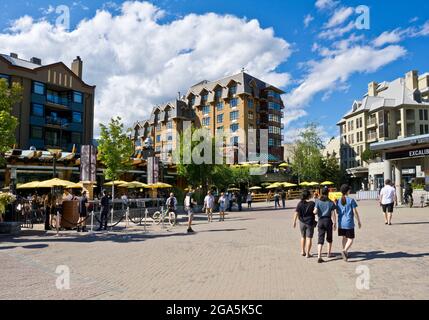 Les gens qui marchent et dînent dans les terrasses de restaurant de Whistler Village, Colombie-Britannique, Canada. Banque D'Images