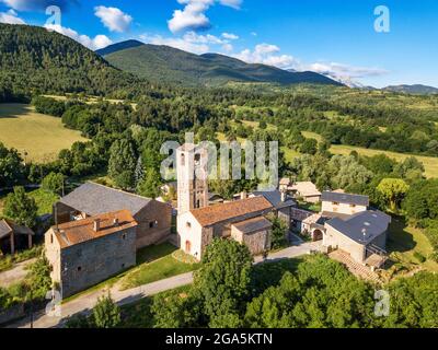 Vue aérienne de l'église de Santa Eugènia de Nerellà à Bellver de Cerdanya Alp Pirineu Lleida province de Catalogne Espagne. Parmi les maisons traditionnelles dans Banque D'Images