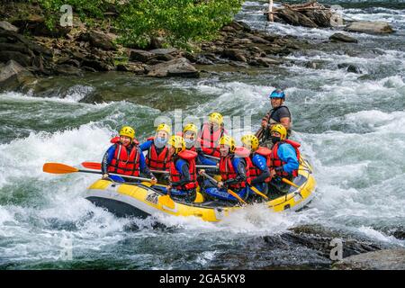 Rafting sur la rivière Noguera Pallaresa près de Llavorsí dans la province de Lleida Catalogne, Espagne. Situé au coeur des Pyrénées, le Noguera Pallaresa est Banque D'Images