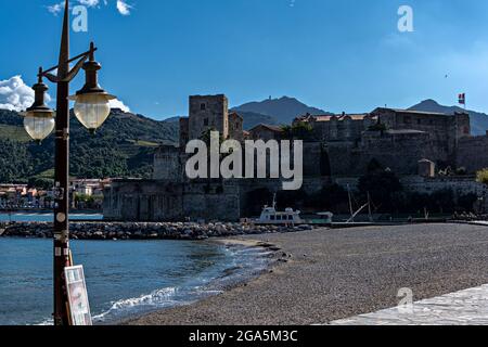 Vue sur Collioure (Cotlliure en catalan) avec le Château, Pyrénées-Orientales, France. Banque D'Images