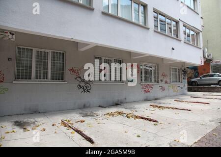 Image de bâtiment sale. Bâtiment fait de graffiti. Mur Graffiti à l'intérieur de l'aire de stationnement. Les noms des artistes sont inscrits sur le mur. Banque D'Images