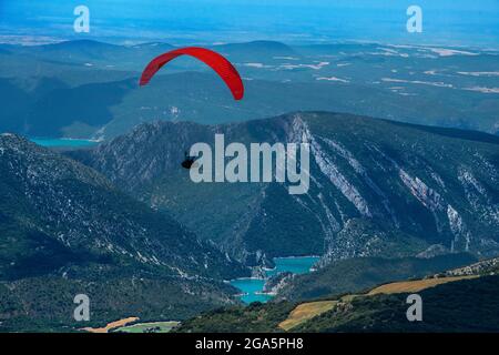 Le parapente bénéficie d'un vol à Ager, Lleida, Catalogne, Espagne. Survol du réservoir de Mont-rebei et de Canelles. Paysages de grande beauté comme le natu Banque D'Images