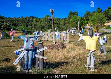 Estimaocells, les fracas qui aiment les oiseaux. Vallbona des Monges Lleida Catalogne. Le pansement se déforme dans des vêtements de terrain recyclés et des binocula simulés Banque D'Images
