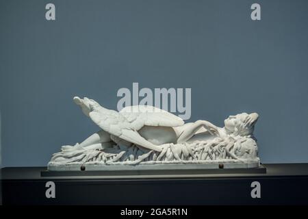 MEIXCO CITY, MEXIQUE - 10 avril 2019 : une œuvre d'art sculptée en marbre d'une femme couché avec un oiseau à ses pieds dans le musée Soumaya Banque D'Images