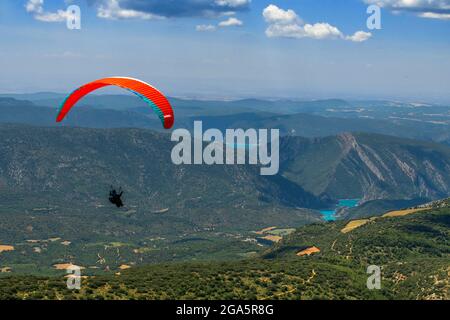 Le parapente bénéficie d'un vol à Ager, Lleida, Catalogne, Espagne. Survol du réservoir de Mont-rebei et de Canelles. Paysages de grande beauté comme le natu Banque D'Images