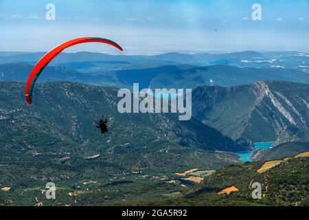 Le parapente bénéficie d'un vol à Ager, Lleida, Catalogne, Espagne. Survol du réservoir de Mont-rebei et de Canelles. Paysages de grande beauté comme le natu Banque D'Images