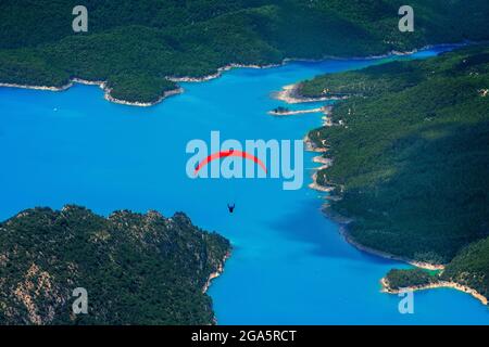 Le parapente bénéficie d'un vol à Ager, Lleida, Catalogne, Espagne. Survol du réservoir de Mont-rebei et de Canelles. Paysages de grande beauté comme le natu Banque D'Images