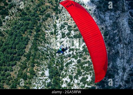 Le parapente bénéficie d'un vol à Ager, Lleida, Catalogne, Espagne. Survol du réservoir de Mont-rebei et de Canelles. Paysages de grande beauté comme le natu Banque D'Images