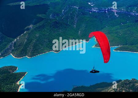 Le parapente bénéficie d'un vol à Ager, Lleida, Catalogne, Espagne. Survol du réservoir de Mont-rebei et de Canelles. Paysages de grande beauté comme le natu Banque D'Images