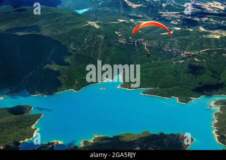 Le parapente bénéficie d'un vol à Ager, Lleida, Catalogne, Espagne. Survol du réservoir de Mont-rebei et de Canelles. Paysages de grande beauté comme le natu Banque D'Images