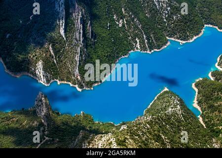 Le parapente bénéficie d'un vol à Ager, Lleida, Catalogne, Espagne. Survol du réservoir de Mont-rebei et de Canelles. Paysages de grande beauté comme le natu Banque D'Images