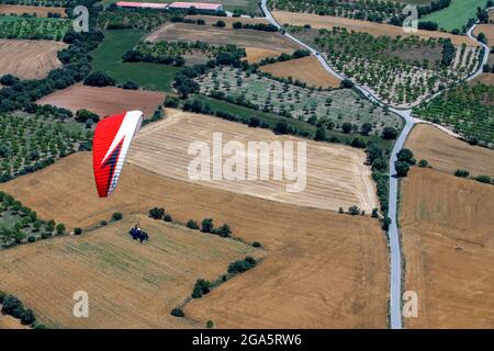 Le parapente bénéficie d'un vol à Ager, Lleida, Catalogne, Espagne. Survolant Montsec dans les Pyrénées catalanes et aragonaises. Paysages de grande beauté Banque D'Images