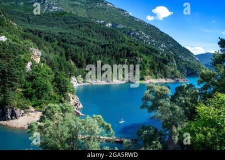 Femme faisant du surf à paddle dans le réservoir Embalse de Echeles à Pont de Suert à Noguera Ribagorzana Pyrénées Lleida Catalogne, Espagne Banque D'Images