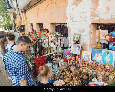 Kiev, Ukraine-29 avril 2018: Personnes regardant des souvenirs sur le comptoir à Andrew's Descent à Kiev, Ukraine. Banque D'Images