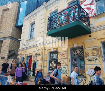 Kiev, Ukraine-29 avril 2018: Les Ukrainiens et les touristes errant à Andrew's Descent à Kiev, Ukraine. De nombreux vendeurs de souvenirs et fleuristes dans la rue. Banque D'Images
