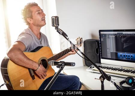 enregistrement d'un guitariste dans un studio à domicile Banque D'Images