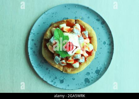 naan ou rôti, naan frits avec garniture aux fruits et à la crème glacée Banque D'Images