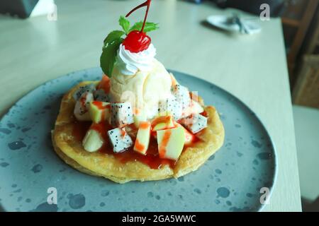 naan ou rôti, naan frits avec garniture aux fruits et à la crème glacée Banque D'Images