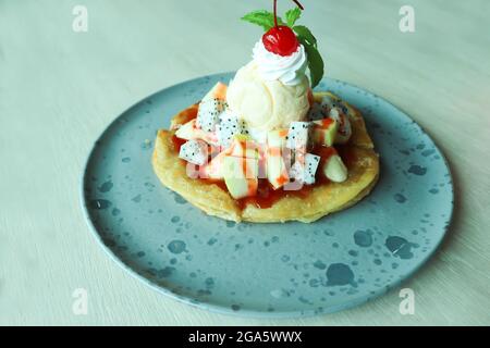 naan ou rôti, naan frits avec garniture aux fruits et à la crème glacée Banque D'Images