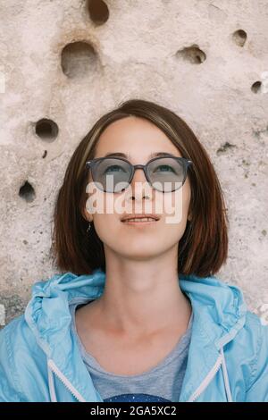 Portrait d'une jeune femme voyageur sur le fond du relief des rochers. Banque D'Images