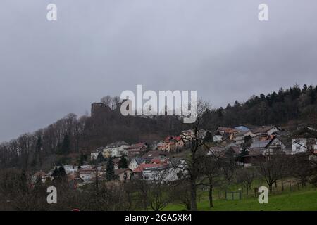 Petit village et vieux château sur la montagne au milieu de la Forêt Noire près de Baden-Baden Banque D'Images