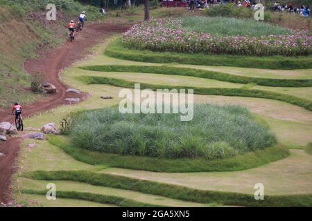 Shizuoka, Japon. 27 juillet 2021. Une vue d'ensemble des Jeux Olympiques de Tokyo 2020 - finale de l'ensemble des femmes en vélo de montagne à l'Izu MTB course à Shizuoka, Japon, 27 juillet 2021. Credit: Hitoshi Mochizuki/AFLO/Alamy Live News Banque D'Images