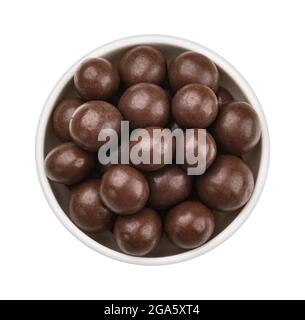 Boules de chocolat dans un bol isolé sur fond blanc Banque D'Images