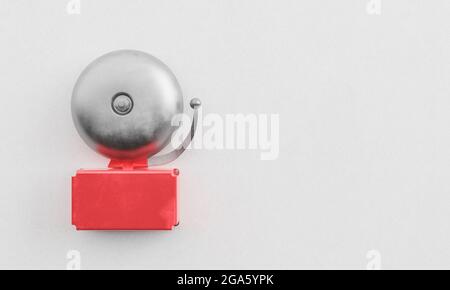 cloche d'école métallique sur mur blanc brut avec espace pour le texte dans le concept de l'éducation, de retour à l'école et de temps d'étude. rendu 3d Banque D'Images