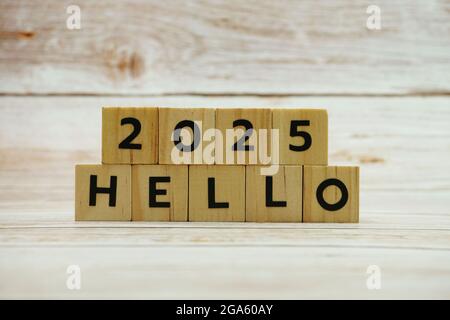 Happy New Year concept Hello 2025 lettres de l'alphabet sur fond de bois Banque D'Images