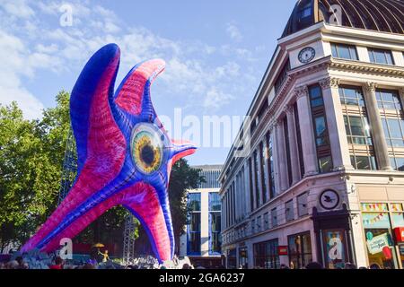 Statue du géant Starro à Leicester Square pour célébrer la sortie du suicide Squad. Londres, Royaume-Uni 28 juillet 2021. Banque D'Images