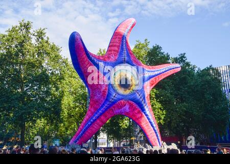 Statue du géant Starro à Leicester Square pour célébrer la sortie du suicide Squad. Londres, Royaume-Uni 28 juillet 2021. Banque D'Images