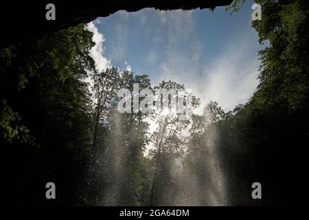 Photo prise en regardant derrière les cascades de Henrhyd, Neath, la plus haute cascade du sud du pays de Galles à 90 pieds. Banque D'Images