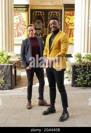 Gary Jordan, qui se présente comme Zazu et Kayi Ushe, qui se présente comme Simba, lors d'un appel photo pour le Roi Lion de Disney qui revient dans le West End. Date de la photo: Jeudi 29 juillet 2021. Banque D'Images