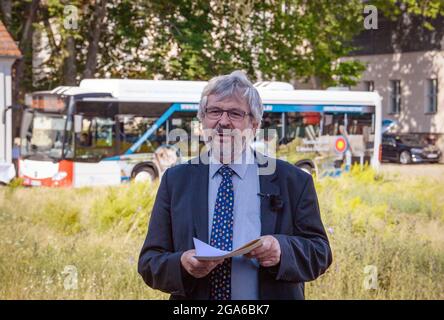 29 juillet 2021, Brandenburg, Schwedt/OT Criewen: Axel Vogel (Bündnis 90/Die Grünen), ministre de l'Agriculture, de l'Environnement et de la protection du climat de Brandebourg, parle lors de la présentation des deux premiers bus européens convertis en technologie de piles à combustible à hydrogène. Les véhicules à climat neutre sont en service avec l'Uckermärkische Verkehrsgesellschaft (UVG) et se déplacent également le long du parc national de la vallée de l'Oder inférieur. Les autobus à hydrogène, autrefois diesel, utilisent maintenant de l'hydrogène vert produit par la société Enertrag à partir de l'énergie éolienne de la région d'Uckermark. Photo: Soeren Stache/dpa-Zentralbild/ Banque D'Images