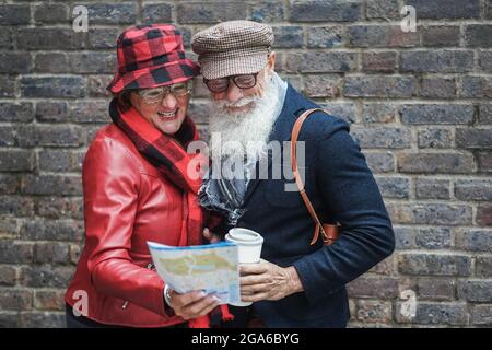 Couple Senior regardant la carte de voyage tout en explorant la ville ensemble - Focus sur le visage de l'homme Banque D'Images