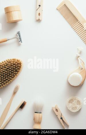 Cadre composé d'accessoires de bain SPA écologiques et de produits cosmétiques naturels, vue du dessus. Peigne à cheveux plat en bois, brosse pour le corps, brosses à dents, shav Banque D'Images