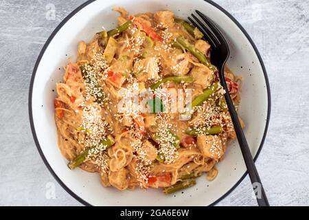 sauté de stiry végétarien thaïlandais avec sauce à la lime d'arachide et nouilles vermicelles garnies de graines de sésame, recettes alimentaires saines à base de plantes Banque D'Images